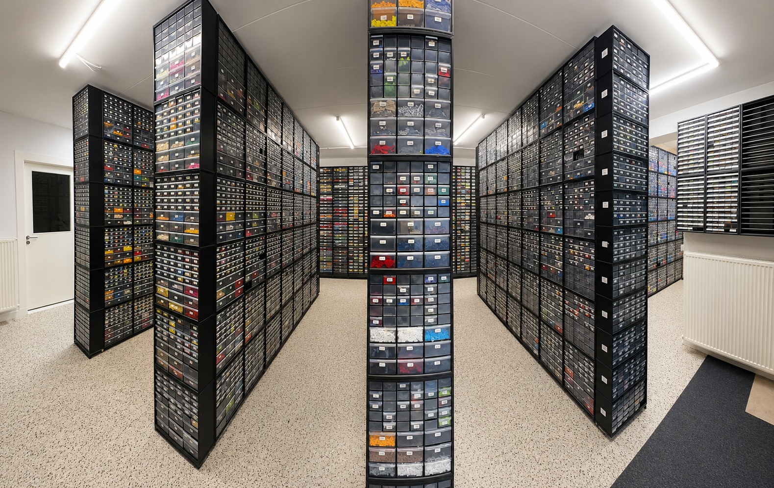 Ons magazijn in Bussum, alles op kleur en vorm gesorteerd