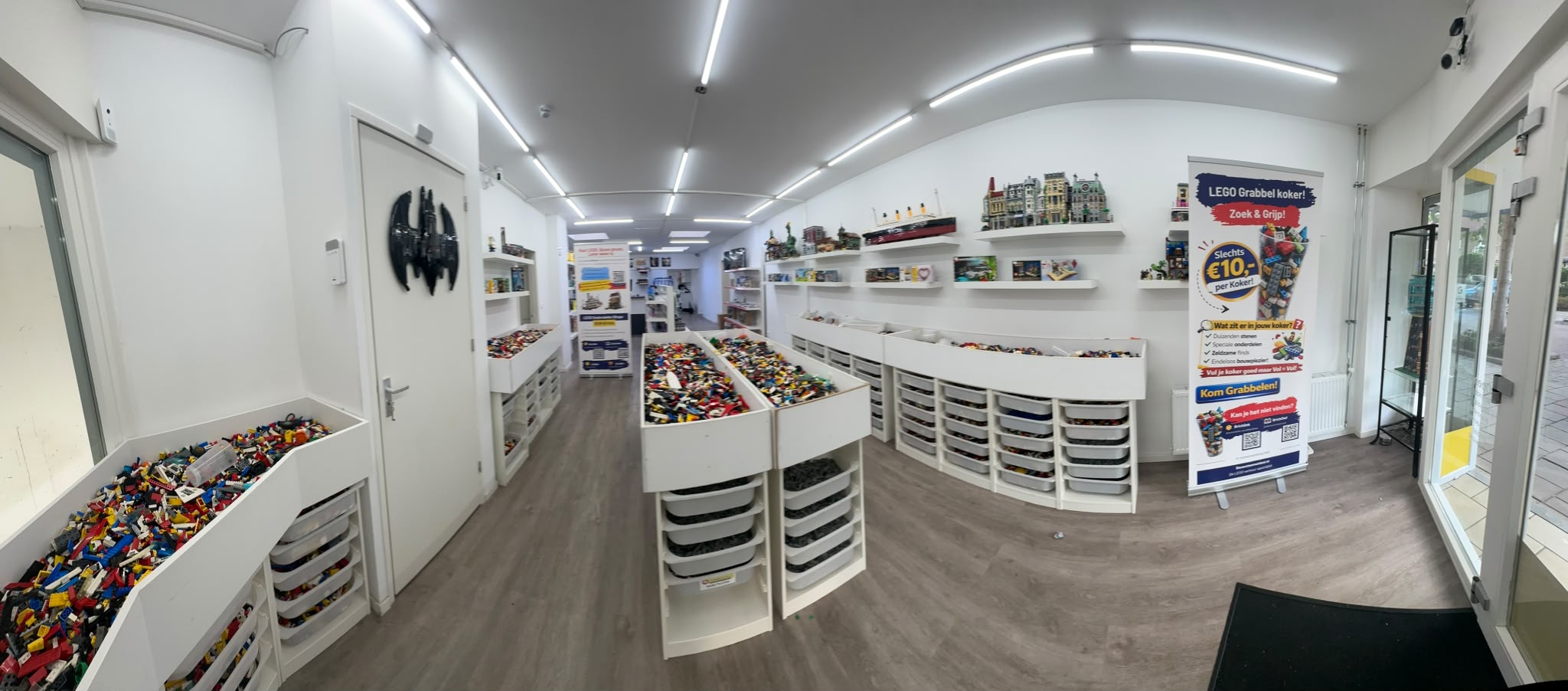 De winkel in Bussum met bakken losse LEGO onderdelen op kleur gesorteerd